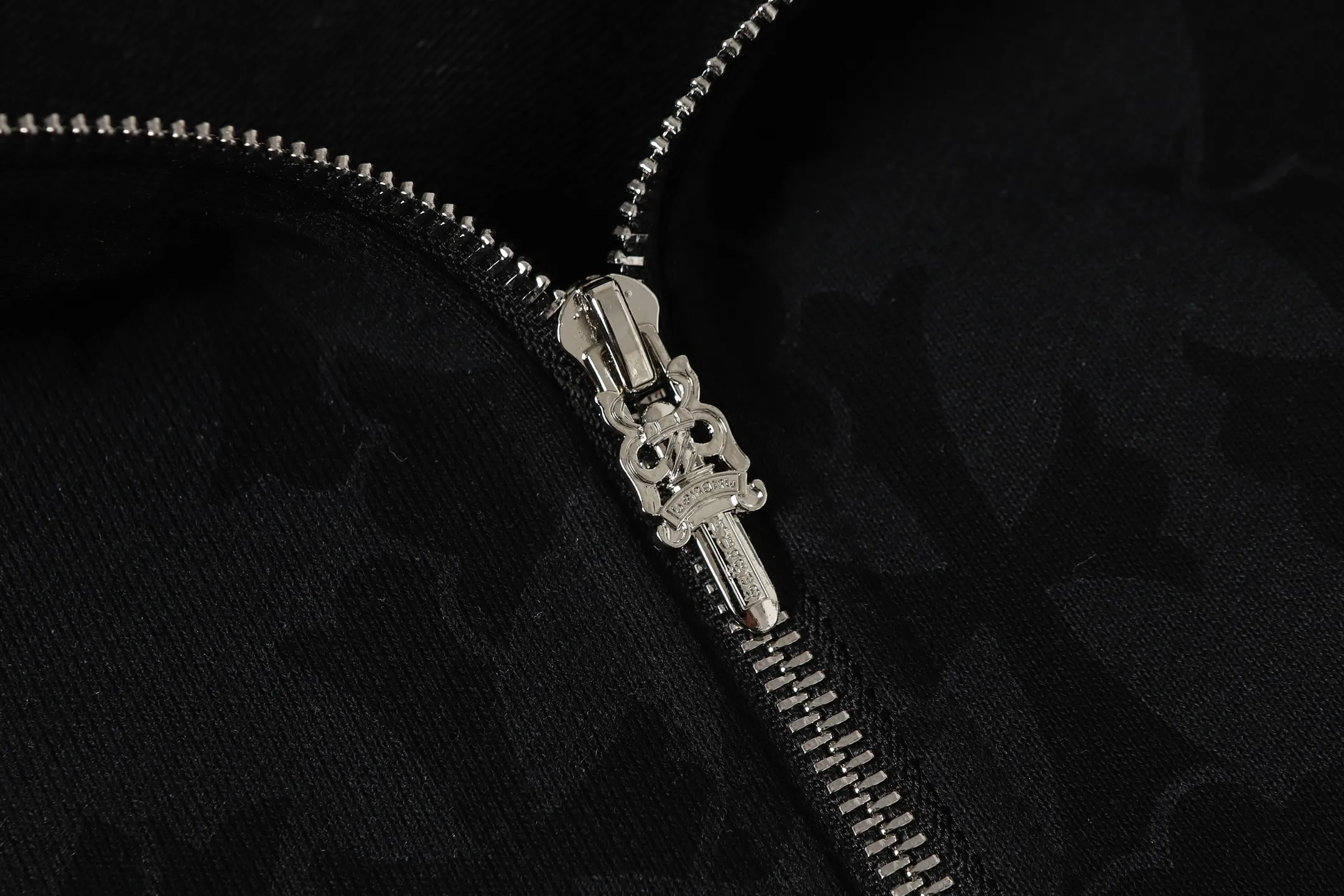 P290 K03 model This model is different from the k20 printing cross-border model. If you are pursuing quality, please do not place an order - Chrome Hearts/Chrome Hearts Sanskrit dark pattern all-over printed cross ✝️ Printed zipper sweatshirt cardigan jacket - High weight, high density and high quality. The wool is soft, delicate and skin-friendly. Soft and silky to the touch. Excellent warmth and skin-friendly properties - Custom-woven and custom-dyed, no color difference, no matter the fabric or workmanship details, beat the ordinary version on the market. -Hardware zipper accessories are all customized with full details -Colour: black -Size: S M L XL